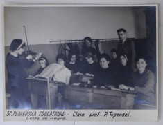 BUCURESTI , SCOALA PEDAGOGICA DE EDUCATOARE, PROF, P. TEPORDEI , LECTIE DE VIOARA , FOTOGRAFIE DE GRUP , ANII &#039; 60