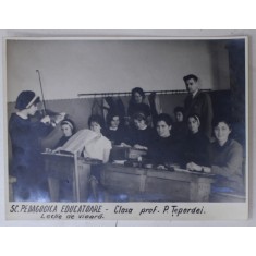 BUCURESTI , SCOALA PEDAGOGICA DE EDUCATOARE, PROF, P. TEPORDEI , LECTIE DE VIOARA , FOTOGRAFIE DE GRUP , ANII &#039; 60