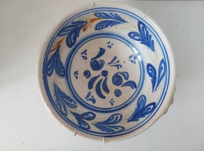 Farfurie decorativă ceramică pictată manual, 23 cm, cu suport metalic