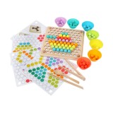 Jucărie din lemn de tip Montessori de &icirc;ndem&acirc;nare și asociere cu bile colorate