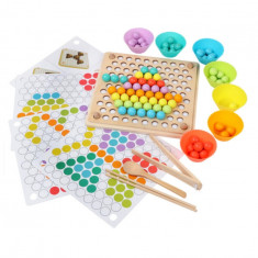 Jucărie din lemn de tip Montessori de îndemânare și asociere cu bile colorate