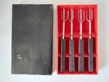 Set 4 furculite speciale, cu maner de lemn si 4 varfuri tip tepuse, 15cm