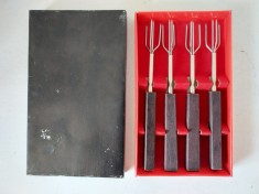 Set 4 furculite speciale, cu maner de lemn si 4 varfuri tip tepuse, 15cm