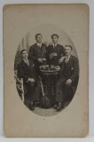 RAMNICU - VALCEA , PATRU BARBATI IN COSTUME , CU HALBELE PE MASA , POZA DE GRUP , FORMAT CARTE POSTALA , PASTE , 1916