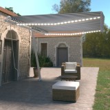 Cumpara ieftin Copertină retractabilă manual cu LED, albastru&amp;alb, 450x350 cm