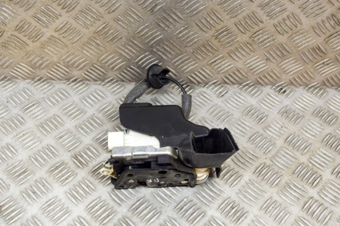 &Icirc;ncuietoare ușă st&acirc;nga față AUDI A3 Limousine 8VS, 8VM 2015 OEM: 8X1837015A | 20630818