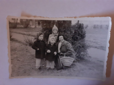 Fotografie dimensiune 6/9 cm cu grup la Blaj județul Alba &amp;icirc;n 1961 foto