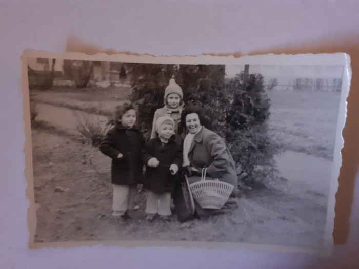 Fotografie dimensiune 6/9 cm cu grup la Blaj județul Alba &icirc;n 1961