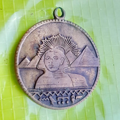 E236-Medalia veche Egipt-Sfinx-Zeu-insemne bronz diametrul 3.2 cm, stare buna.