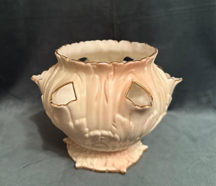VAZA (CU DEFECT) DIN PORTELAN CREM- MARCAJ LOCKE &amp;CO WORCESTER ENGLAND 1898-1902