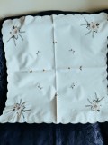 Față de masă, broderie mecanică
