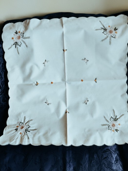 Față de masă, broderie mecanică