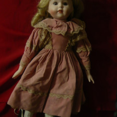 Papusa cu cap, maini,picioare din portelan ,rochie roz ,par blond buclat ,h=42cm