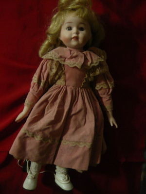 Papusa cu cap, maini,picioare din portelan ,rochie roz ,par blond buclat ,h=42cm foto