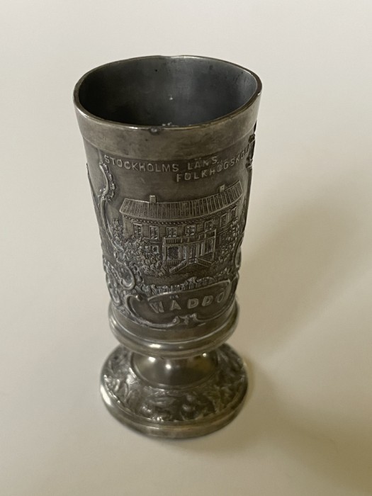 Cupa miniaturala din staniu redand 3 cladiri impozante din Stockholms, perioada anilor 1950