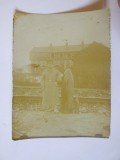 Fotografie 115 x 90 mm cu un soldat german langa obuz(2 obuze dintre care unul urias de artilerie grea) WWI intr-o gara militarizata