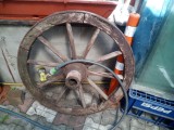 Vand roti de car si țesătoare vechi