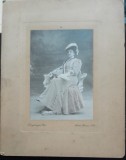 Fotografie pe carton, in tinuta de epoca, asezata pe un jilt, sfarsit de secol XIX