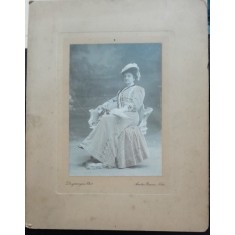 Fotografie pe carton, in tinuta de epoca, asezata pe un jilt, sfarsit de secol XIX