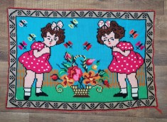 Peretar vechi cusatura chilim pe etamina, doua fetite, un cos cu flori, fluturi, anii 60-70, Romania