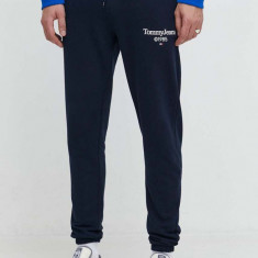 Tommy Jeans pantaloni de trening din bumbac culoarea bleumarin, cu imprimeu DM0DM18935