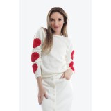 Pulover alb tricotat cu inimi crosetate manual aplicate pe maneci