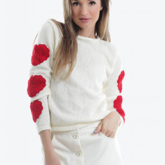 Pulover alb tricotat cu inimi crosetate manual aplicate pe maneci