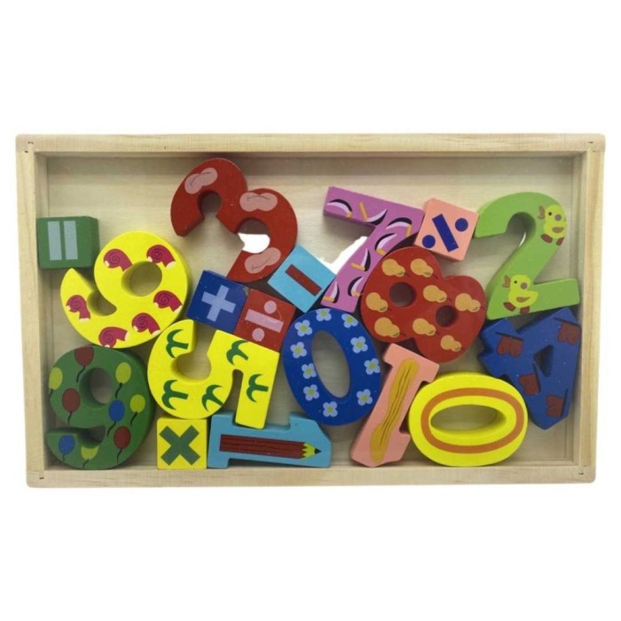 Set din lemn cu cifre din lemn