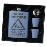 Set cadou &bdquo;Do not disturb&hellip;&rdquo; Plosca cu palnie si 2 pahare
