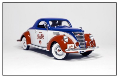 Macheta Lincoln Zephyr 1:18 Auto World foto