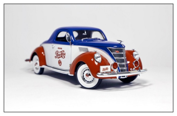 Macheta Lincoln Zephyr 1:18 Auto World