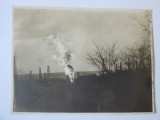 Fotografie originală 110 x 82 mm sondă in flăcări la Moreni anii 30, Alb-Negru, Romania 1900 - 1950, Spatiu