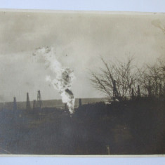 Fotografie originală 110 x 82 mm sondă in flăcări la Moreni anii 30