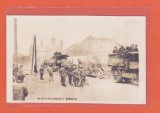AMS @ - FOTO ORIGINALA BEREHOMET PE SIRET, BUCOVINA, COZMENI, STRADA INTRE PIETONI SI VEHICULE MILITARE, IN SPATE BISERICA SF. NICOLAE