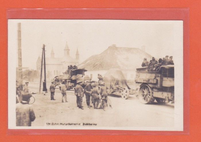 AMS @ - FOTO ORIGINALA BEREHOMET PE SIRET, BUCOVINA, COZMENI, STRADA INTRE PIETONI SI VEHICULE MILITARE, IN SPATE BISERICA SF. NICOLAE