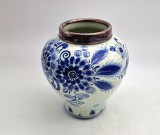 vaza din ceramica Royal DELFT Olanda portelan alba pictat manual nuante de albastru inel din argint 17 cm inaltime prima jumatate a sec XX