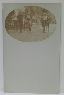 DOUA TINERE SI UN DOMN CALARE PE CAI , FOTOGRAFIE IN MEDALION PE CARTE POSTALA , CLASICA , SFARSITUL SEC .XIX foto