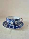 # Set Ceșcuță și Farfuriuță Porțelan Japonez Vintage Nihon Tokusei &ndash; Model Geishe / Femei cu Umbrelă, Albastru și Alb, Eggshell, Colecție