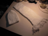 Caciula (circumferinta 52 cm) si fular (17x128) cm din mohair de culoare alb NOI