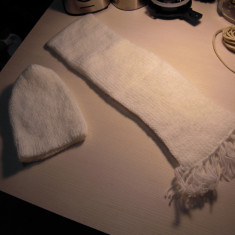 Caciula (circumferinta 52 cm) si fular (17x128) cm din mohair de culoare alb NOI