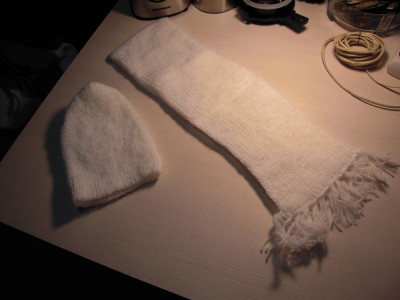 Caciula (circumferinta 52 cm) si fular (17x128) cm din mohair de culoare alb NOI foto