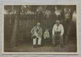 Batrani cu copil, in fata portii// fotografie perioada interbelica