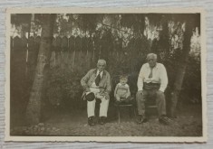 Batrani cu copil, in fata portii// fotografie perioada interbelica