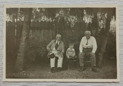 Batrani cu copil, in fata portii// fotografie perioada interbelica foto