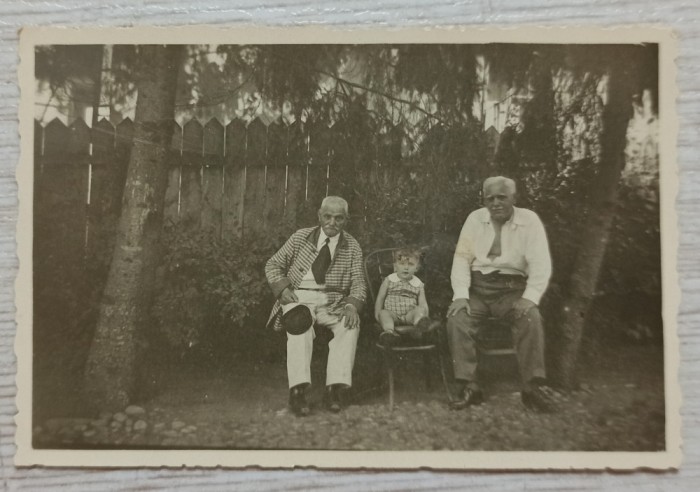 Batrani cu copil, in fata portii// fotografie perioada interbelica