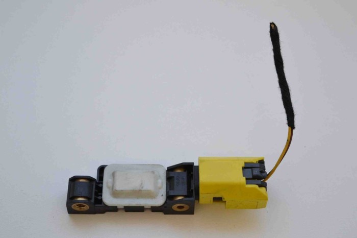 Senzor de impact st&acirc;nga față VW TOUAREG 7LA, 7L6, 7L7 2006 OEM: 7L0909606B | 1921720