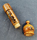 Cutie vintage din lemn pentru sticluță parfum bulgăresc, impecabil. Pirogravat, pictat și lăcuit. Inscripționat Varna și Nisipurile de Aur 9.5 cm h