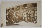 TRENUL REGAL IN GARA SINAIA , CALATORI IN GRUP , LANGA VAGON , FOTOGRAFIE FORMAT CARTE POSTALA , INTERBELICA