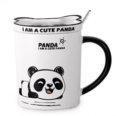 Cana cu capac din ceramica si lingurita Pufo Little Panda pentru cafea sau ceai, 300 ml