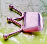 E413-Stativ pentru bancnote colectie vechi marca DRAGSTED alpaca argintata.